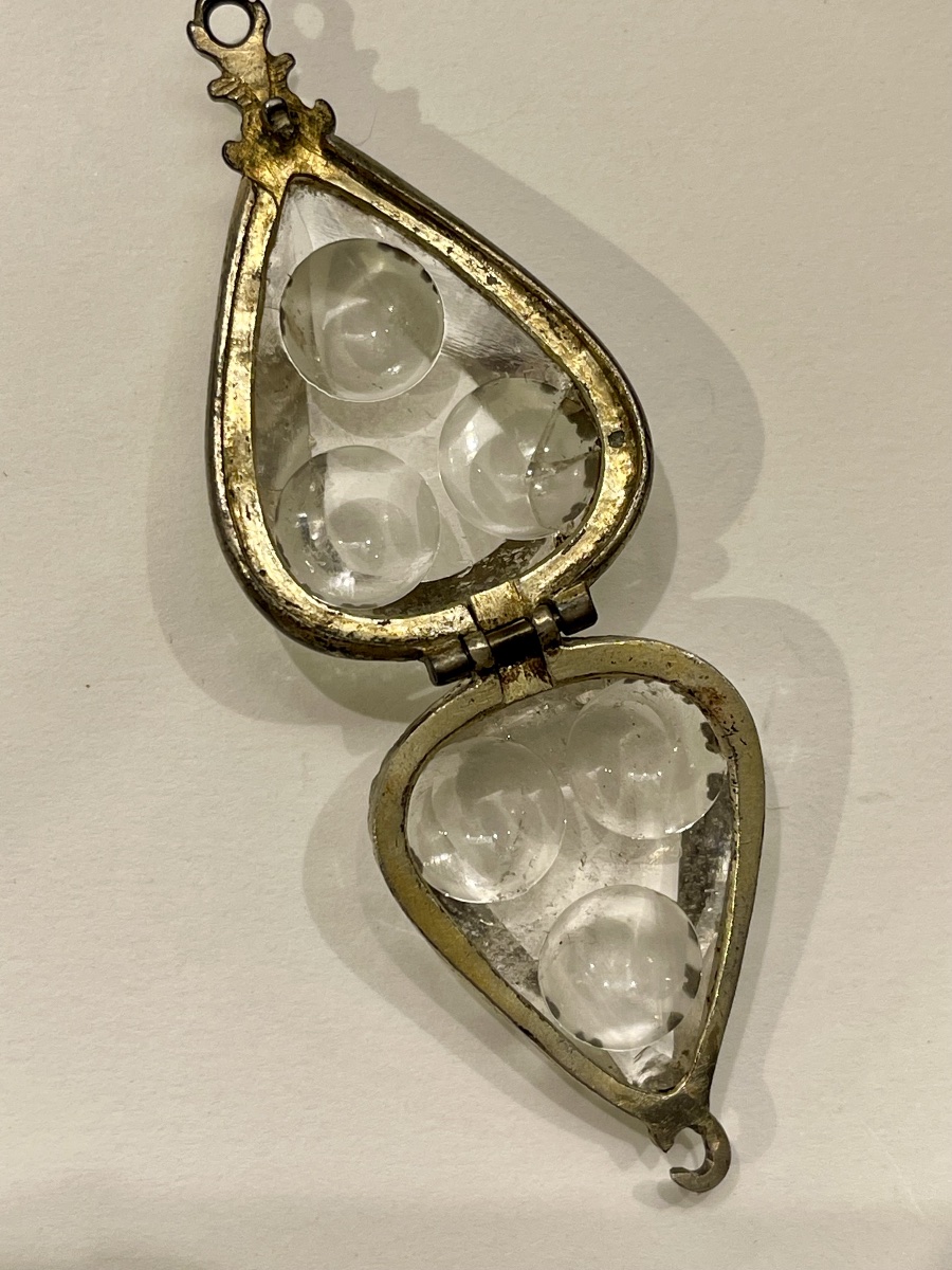 Médaillon amulette cristal de roche et métal doré XVII-photo-2