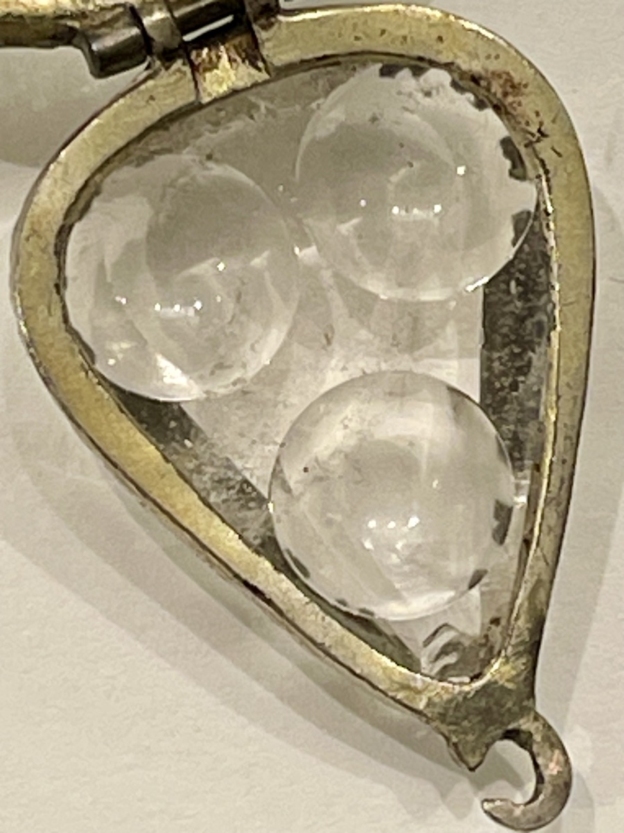 Médaillon amulette cristal de roche et métal doré XVII-photo-3