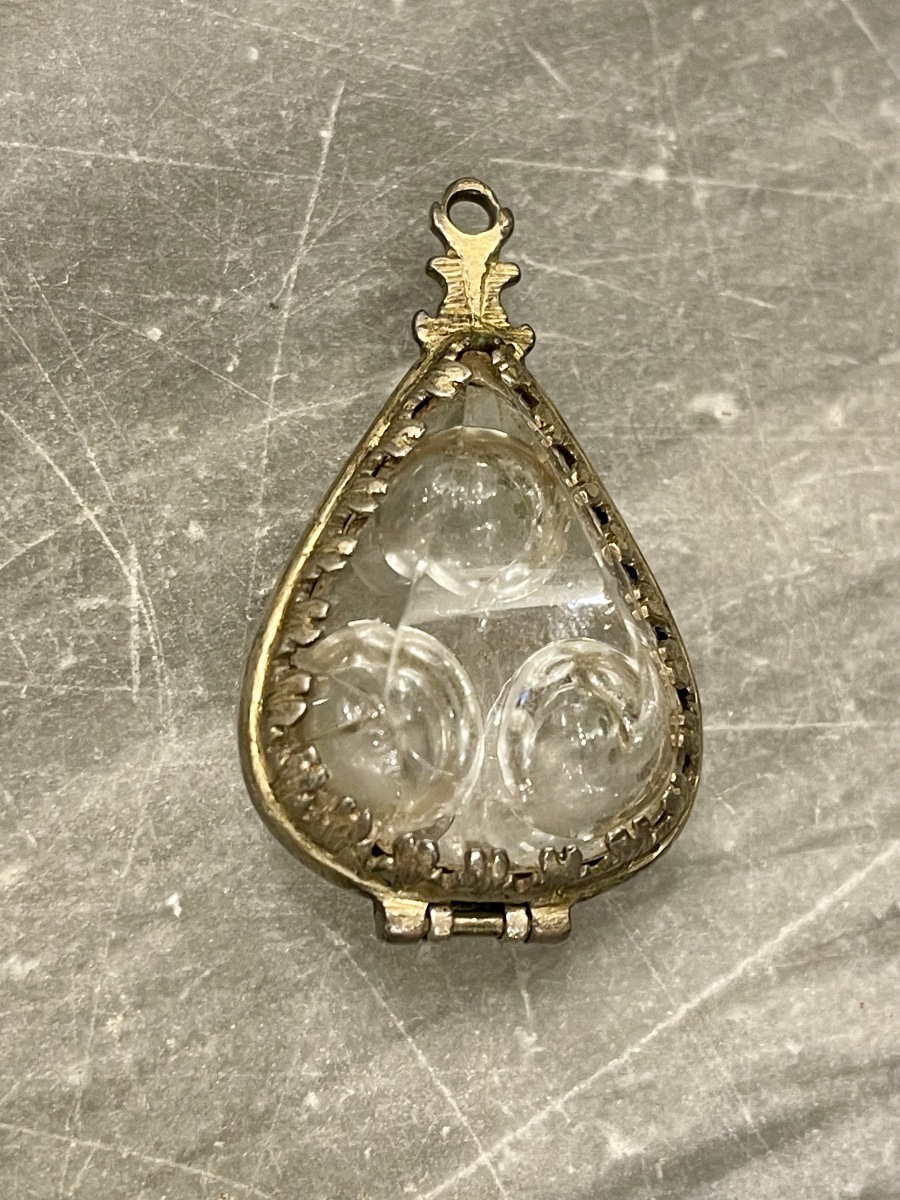 Médaillon amulette cristal de roche et métal doré XVII-photo-2