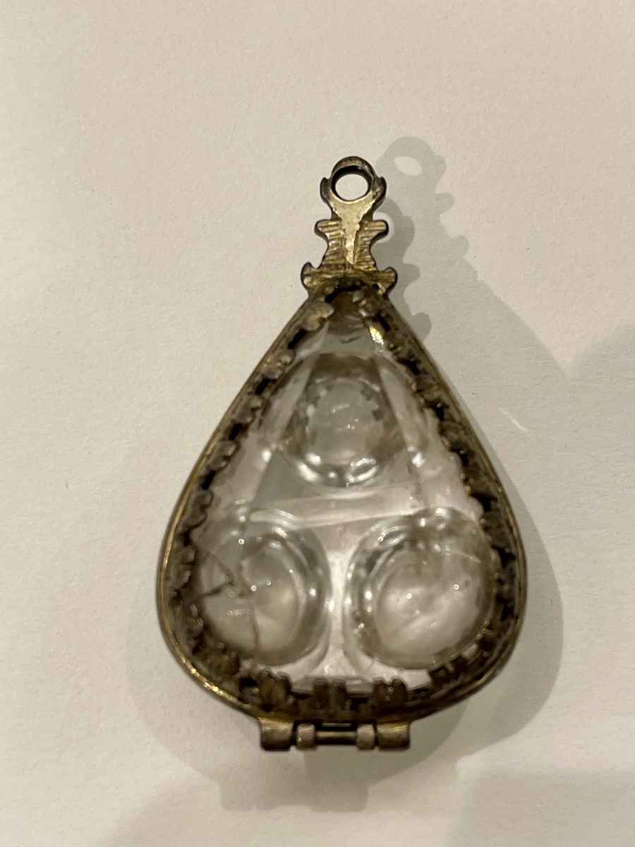 Médaillon amulette cristal de roche et métal doré XVII-photo-3