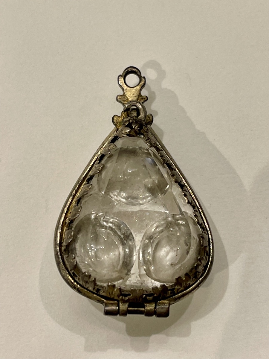 Médaillon amulette cristal de roche et métal doré XVII
