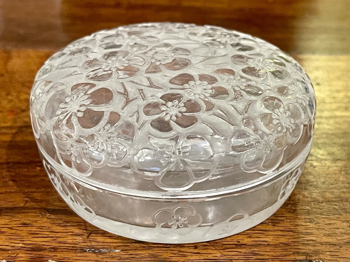 René Lalique "emiliane" Round Glass Box, Circa 1920