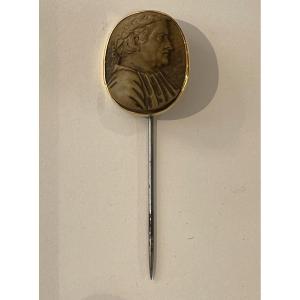 Épingle à cravate profil antique en pierre de lave cercle or
