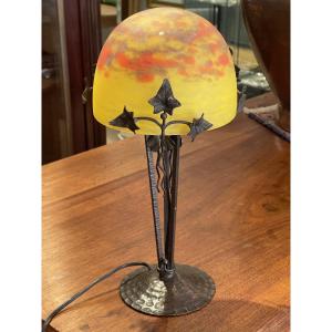 Lampe Art Nouveau Degué fer forgé et globe pâte de verre