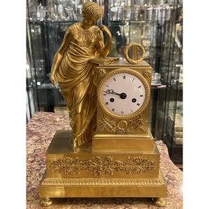 Pendule 1er Empire en bronze doré femme à la lecture