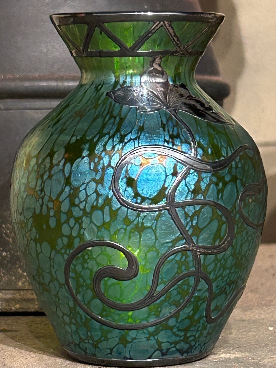 Loetz, petit vase en verre irisé 