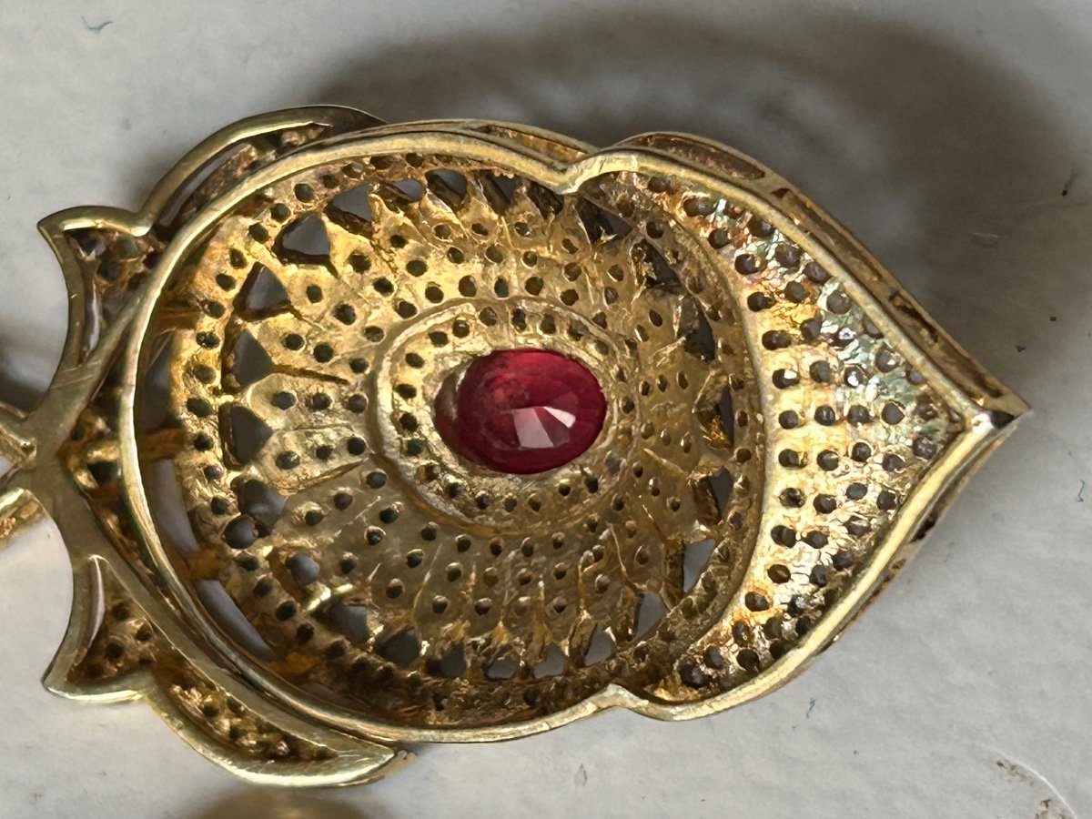 Paire de boucles d’oreille or, diamants et rubis -photo-4
