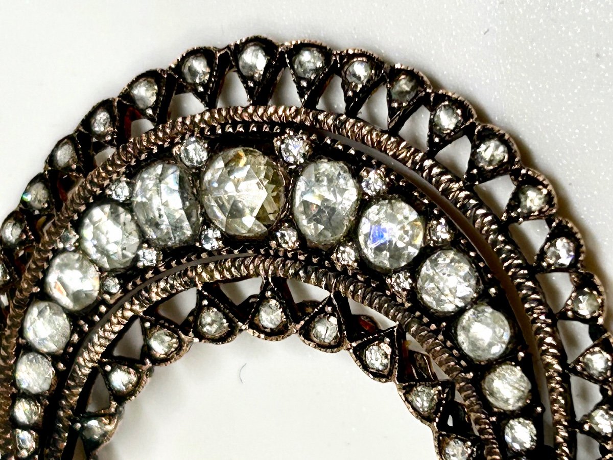 Crescent Moon Brooch In Pink Gold And Diamonds-photo-2