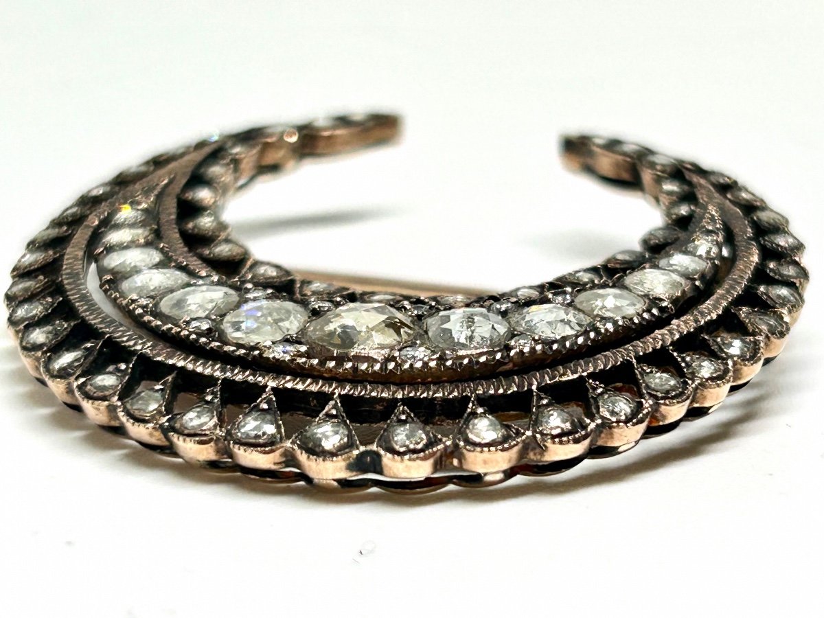 Crescent Moon Brooch In Pink Gold And Diamonds-photo-4