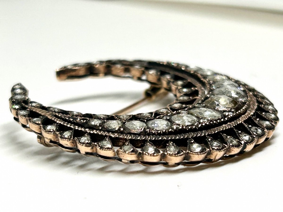 Crescent Moon Brooch In Pink Gold And Diamonds-photo-5