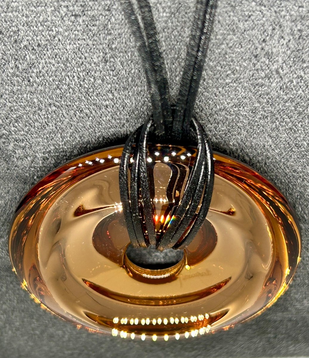 Baccarat, pendentif en cristal ambré et collier en cuir-photo-3