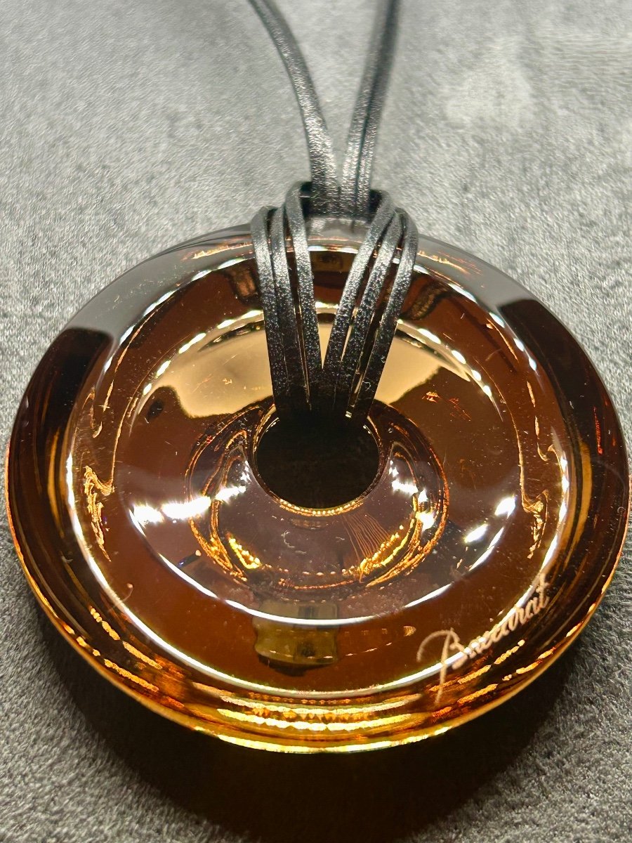 Baccarat, pendentif en cristal ambré et collier en cuir-photo-4