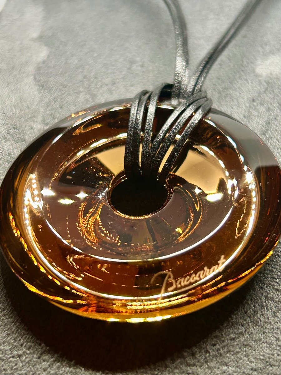 Baccarat, pendentif en cristal ambré et collier en cuir-photo-1