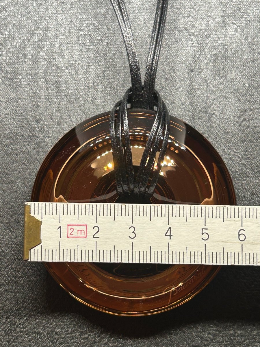 Baccarat, pendentif en cristal ambré et collier en cuir-photo-2