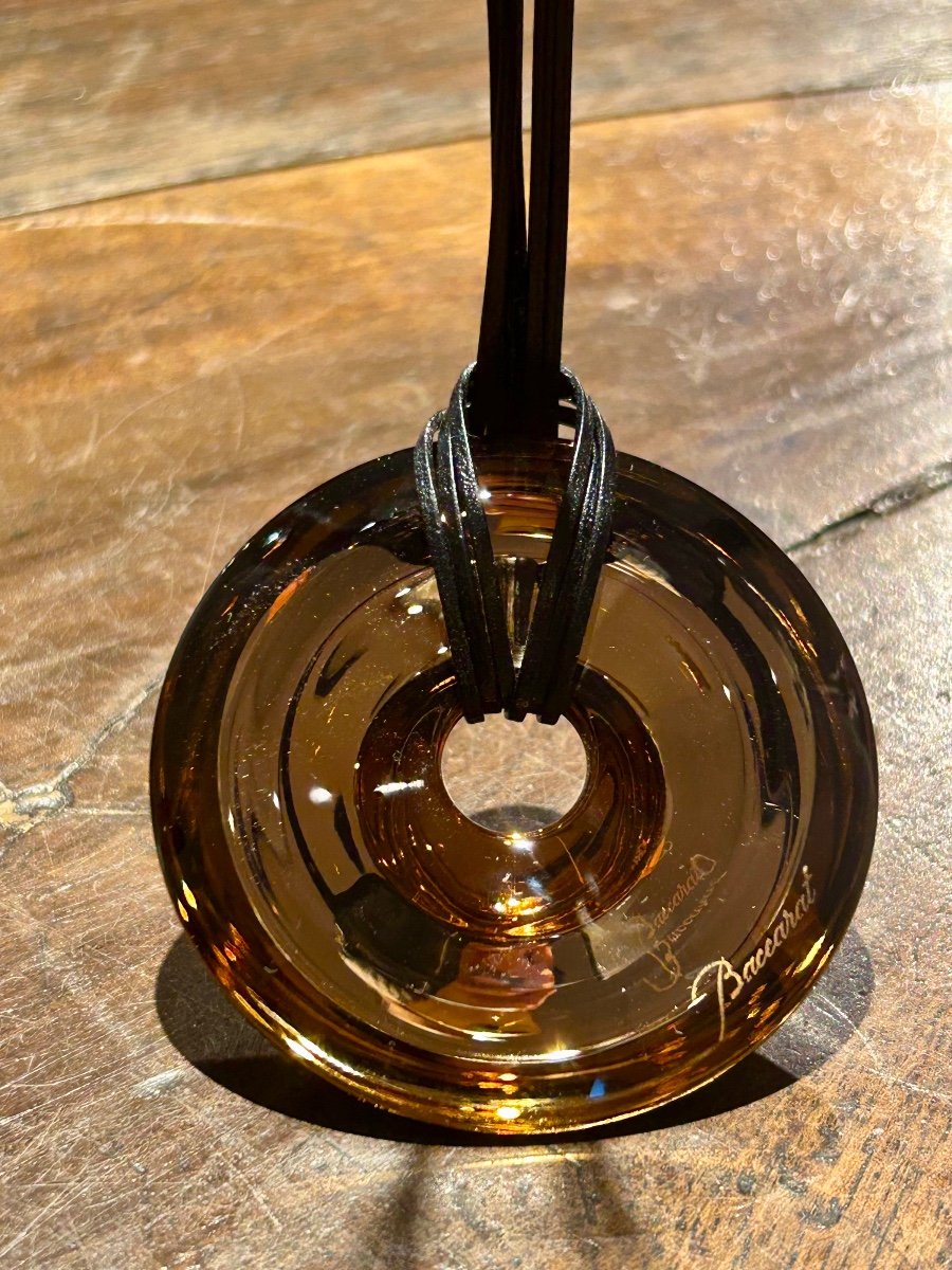 Baccarat, pendentif en cristal ambré et collier en cuir-photo-5