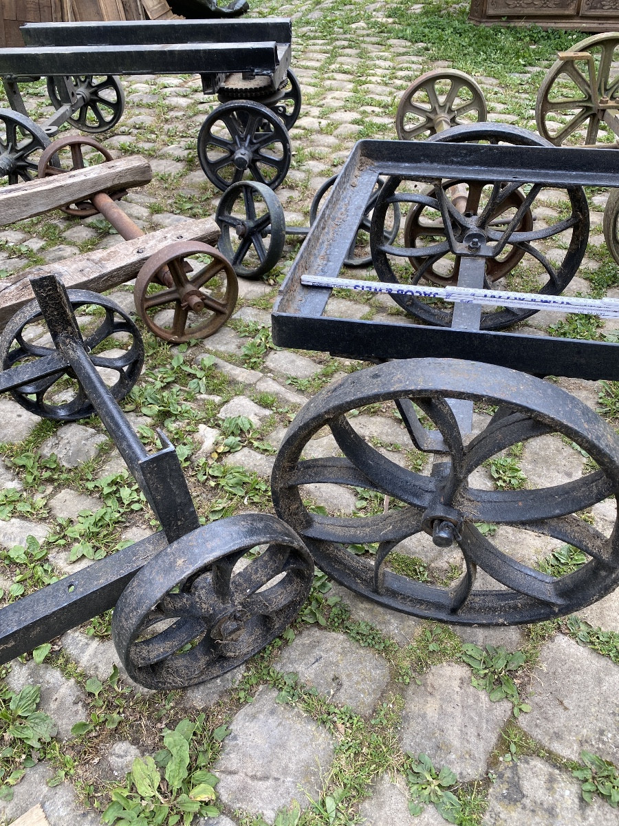 Art industriel, lot de chariots roues en fonte pour tables basses -photo-1