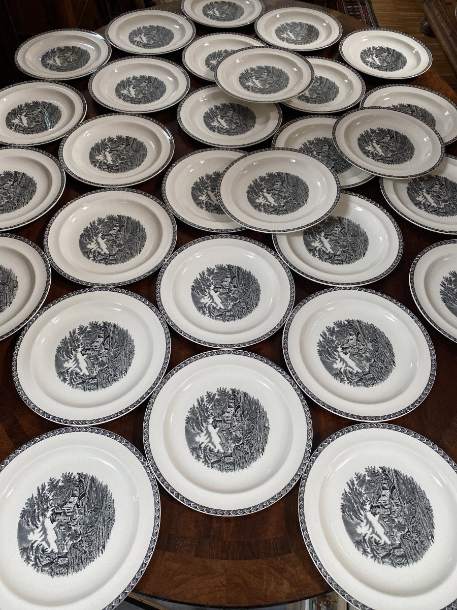Wedgwood Lugano Set Of 28 Porcelain Plates 
