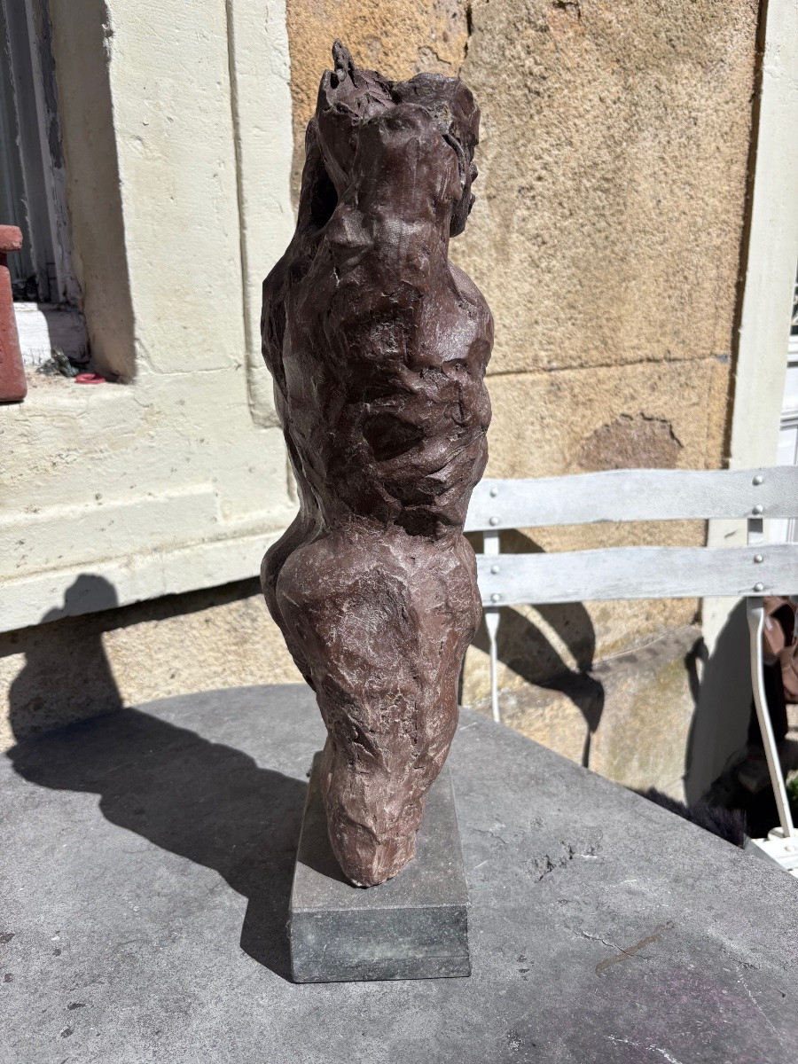 Sculpture en terre cuite d’un homme nu sur socle -photo-2
