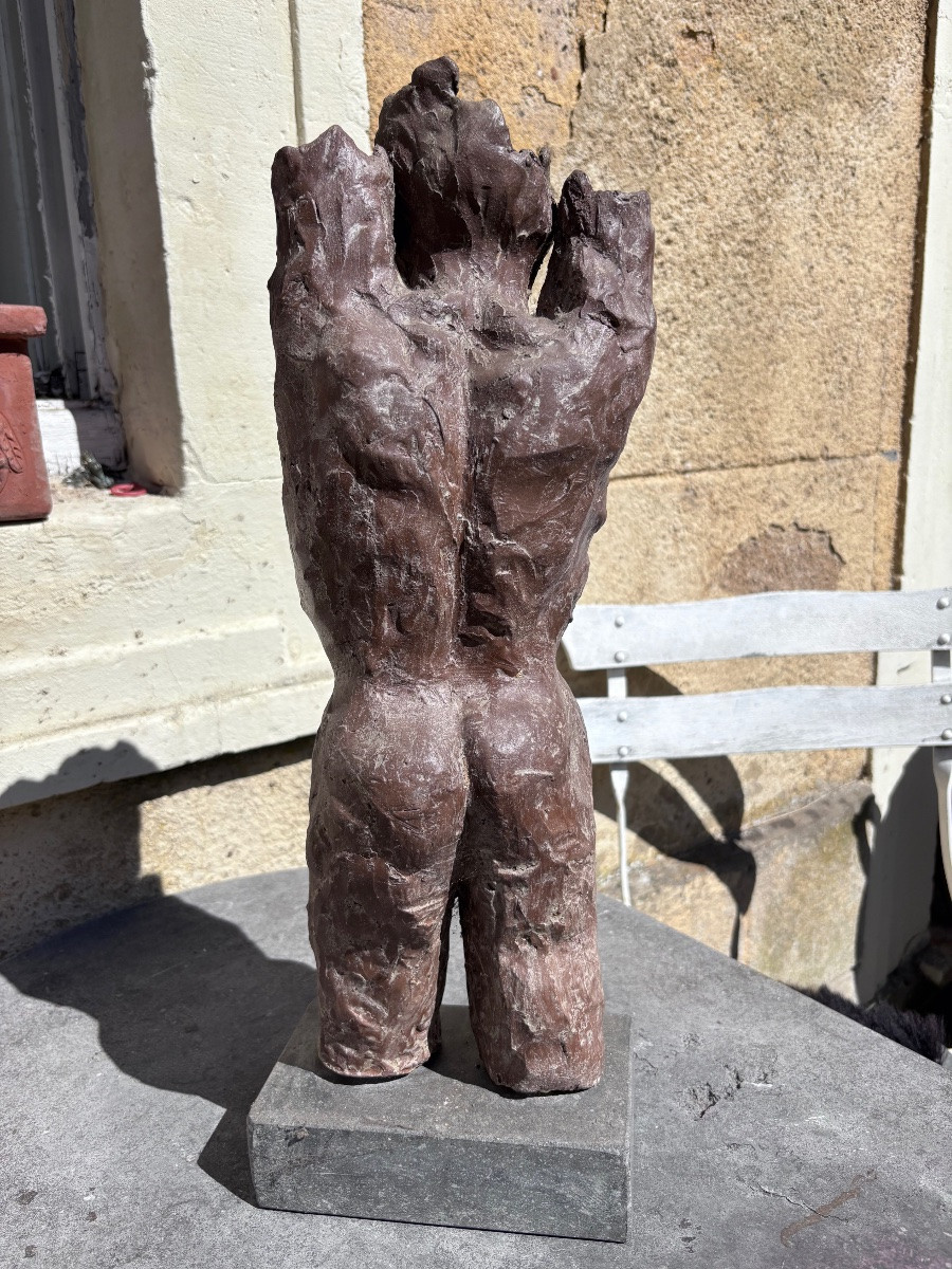 Sculpture en terre cuite d’un homme nu sur socle -photo-3
