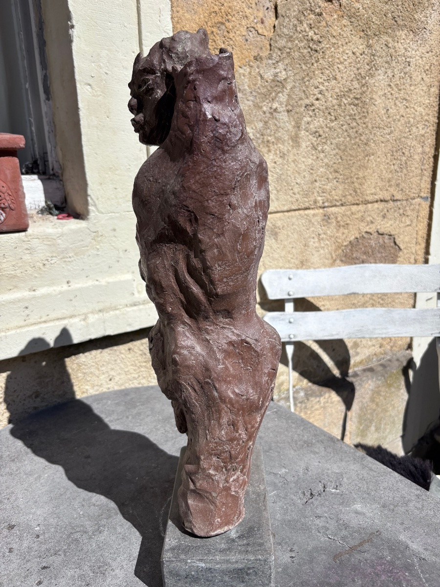 Sculpture en terre cuite d’un homme nu sur socle -photo-4