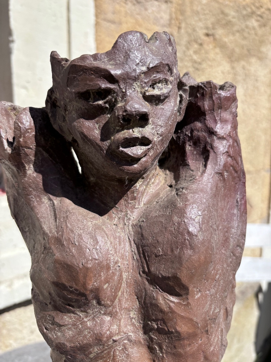 Sculpture en terre cuite d’un homme nu sur socle -photo-1