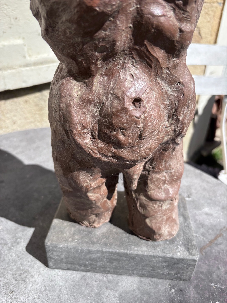 Sculpture en terre cuite d’un homme nu sur socle -photo-3