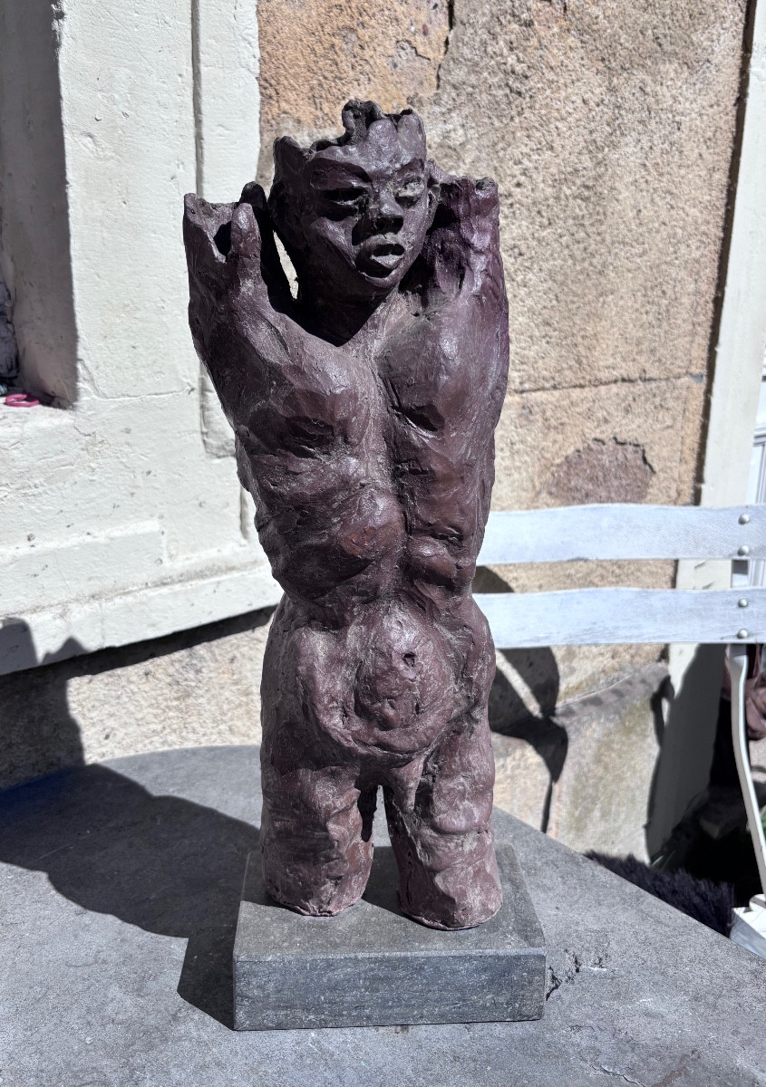 Sculpture en terre cuite d’un homme nu sur socle 