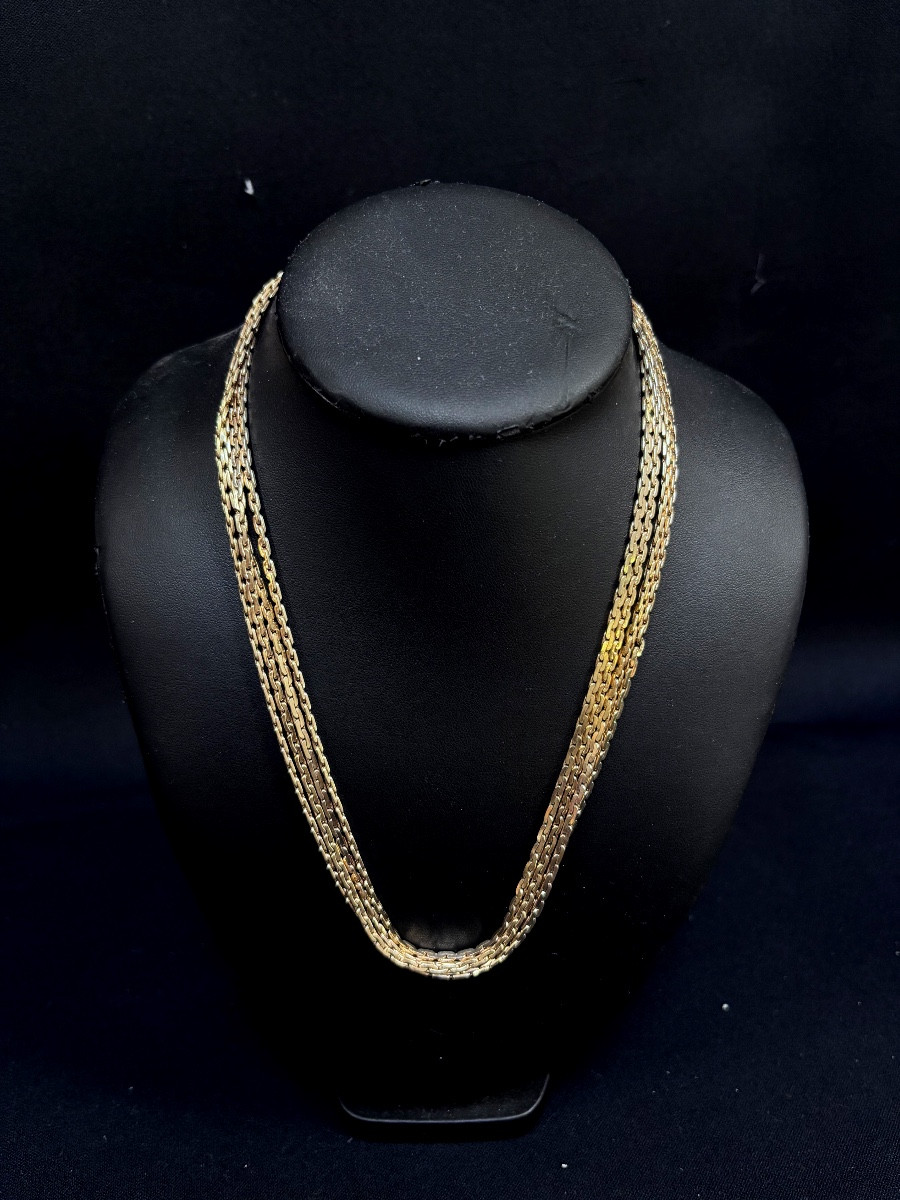 Sautoir en chaine fine en métal doré 