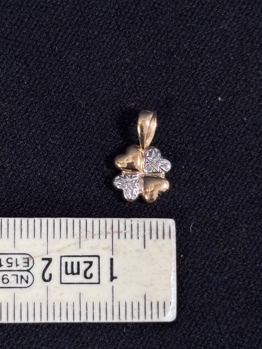 Gold Pendant Set With Four-leaf Clover Diamonds-photo-3