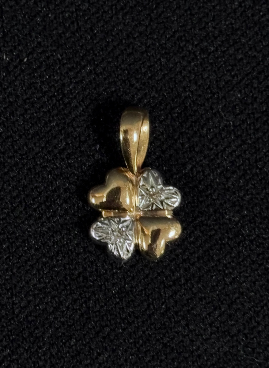 Gold Pendant Set With Four-leaf Clover Diamonds