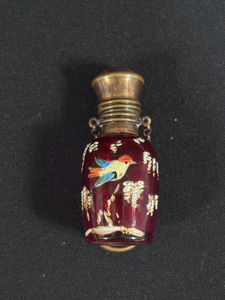 Flacon à parfum en verre rouge emaillé représentant un oiseau-photo-2