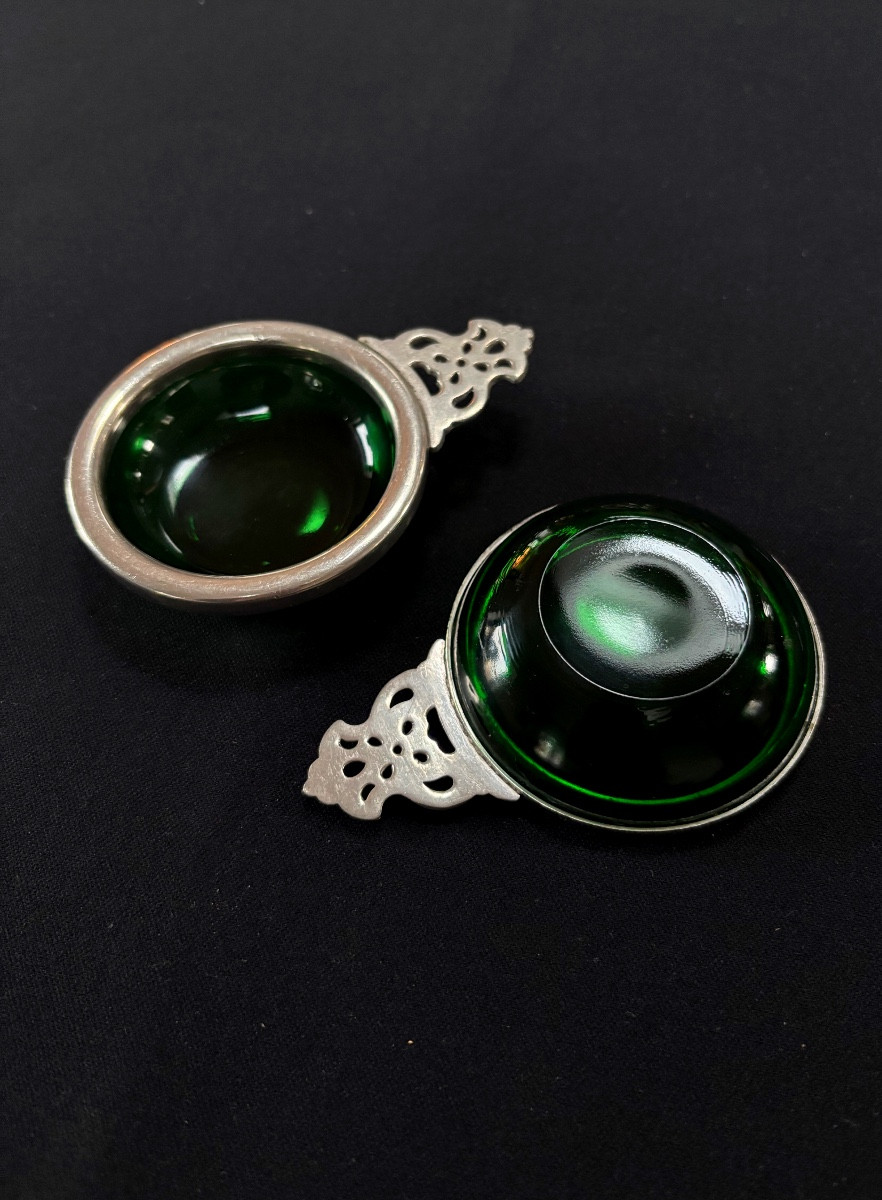 Sel et poivre en métal chromé et verre coloré vert, vers 1900