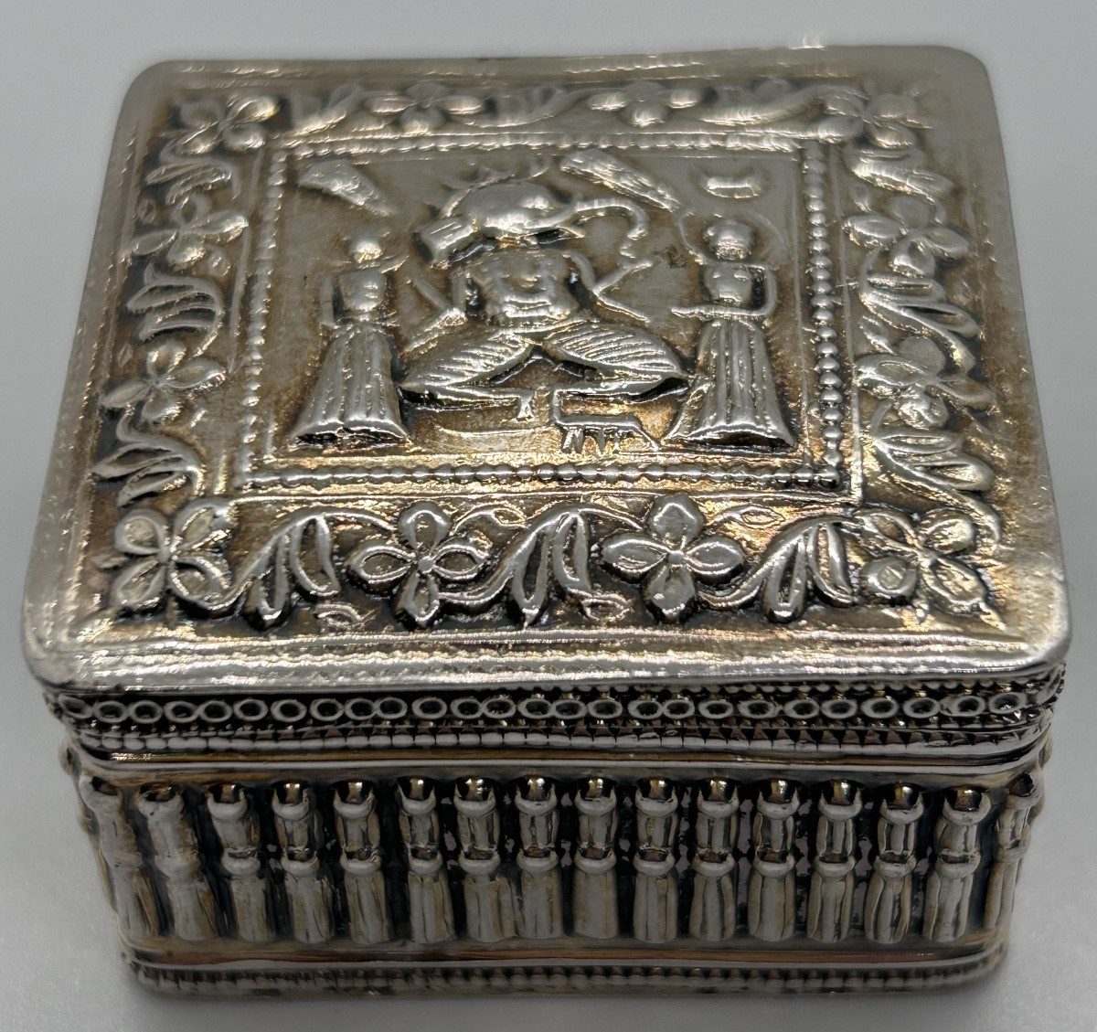 Tabatière en argent massif décor asiatique 