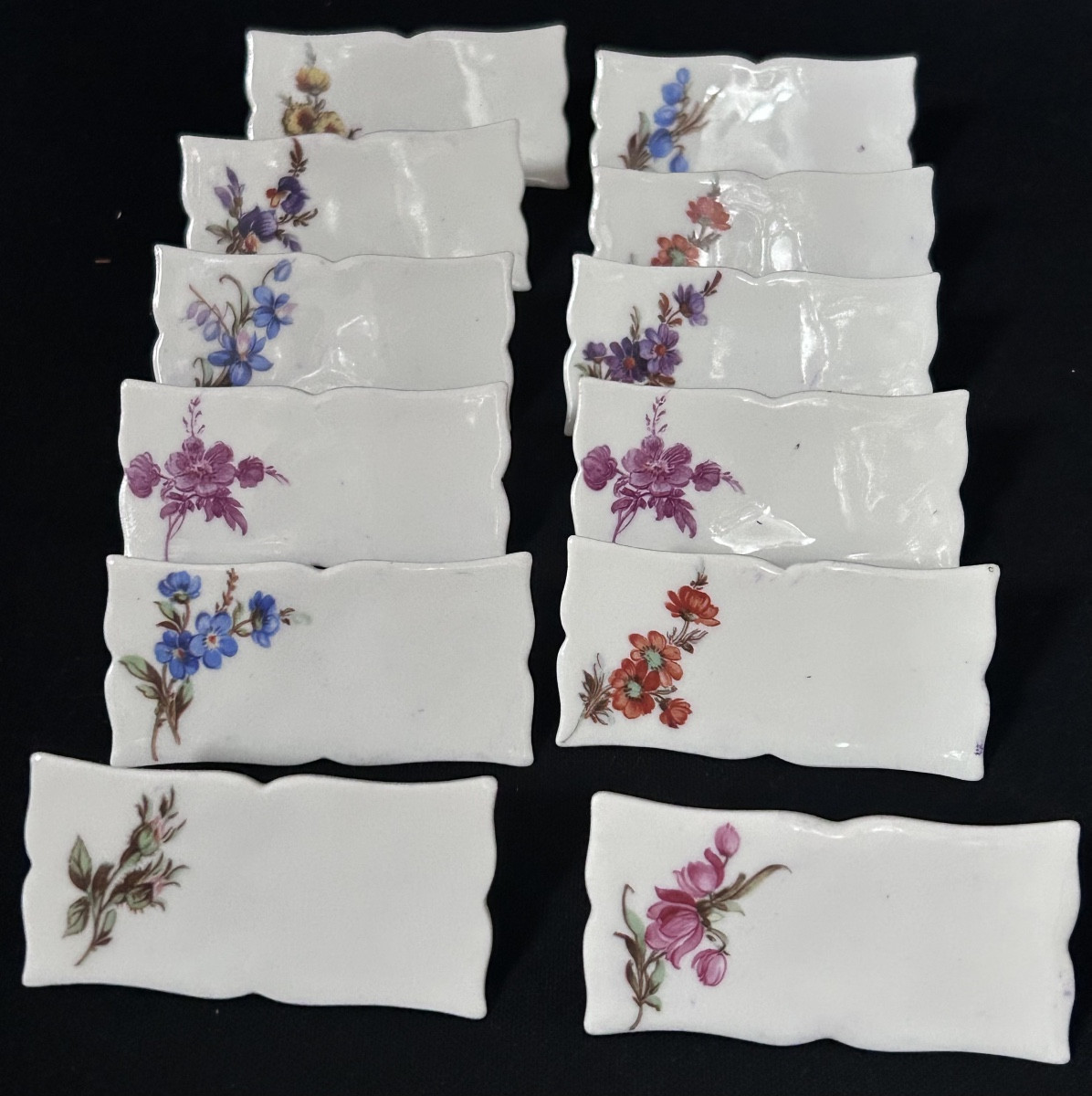 Lot de 12 porte-noms en porcelaine, décor floral