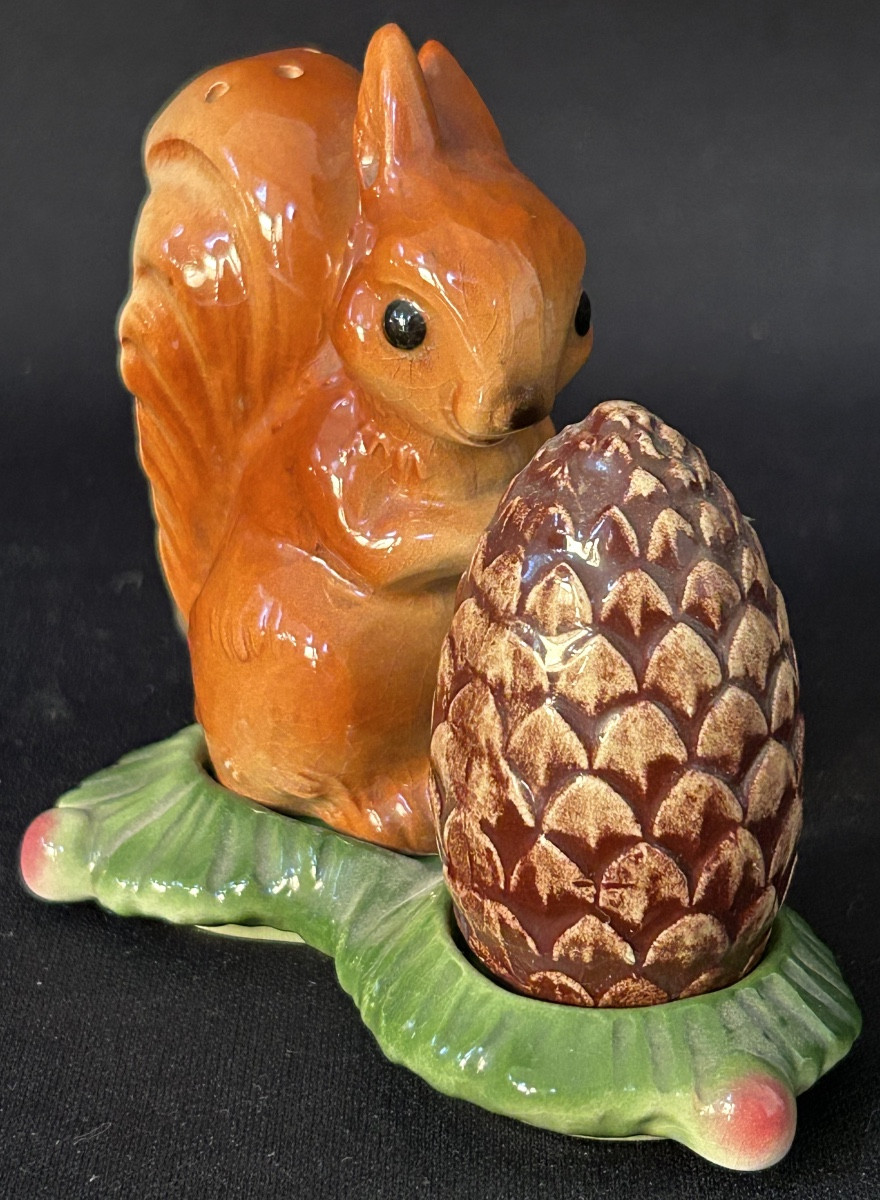 Goebel, salière poivrière écureuil en porcelaine 