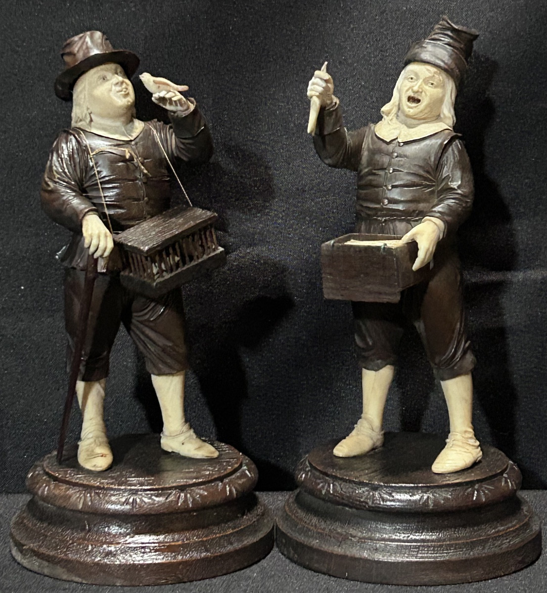 Paire de sculptures allemandes en noyer et ivoire d’après Simon Troger, 19e siècle 