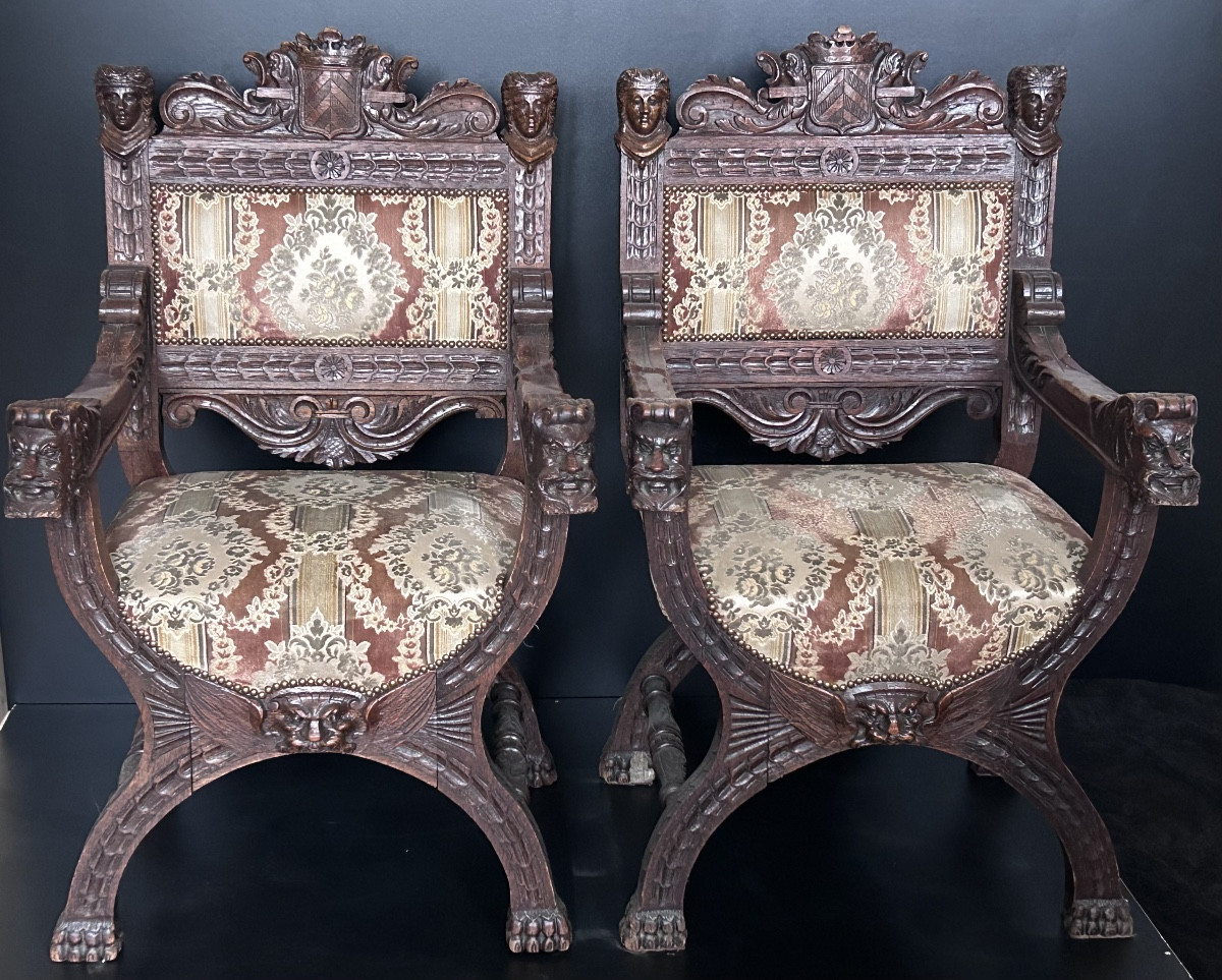 Paire de fauteuils Dagobert en chêne sculpté 
