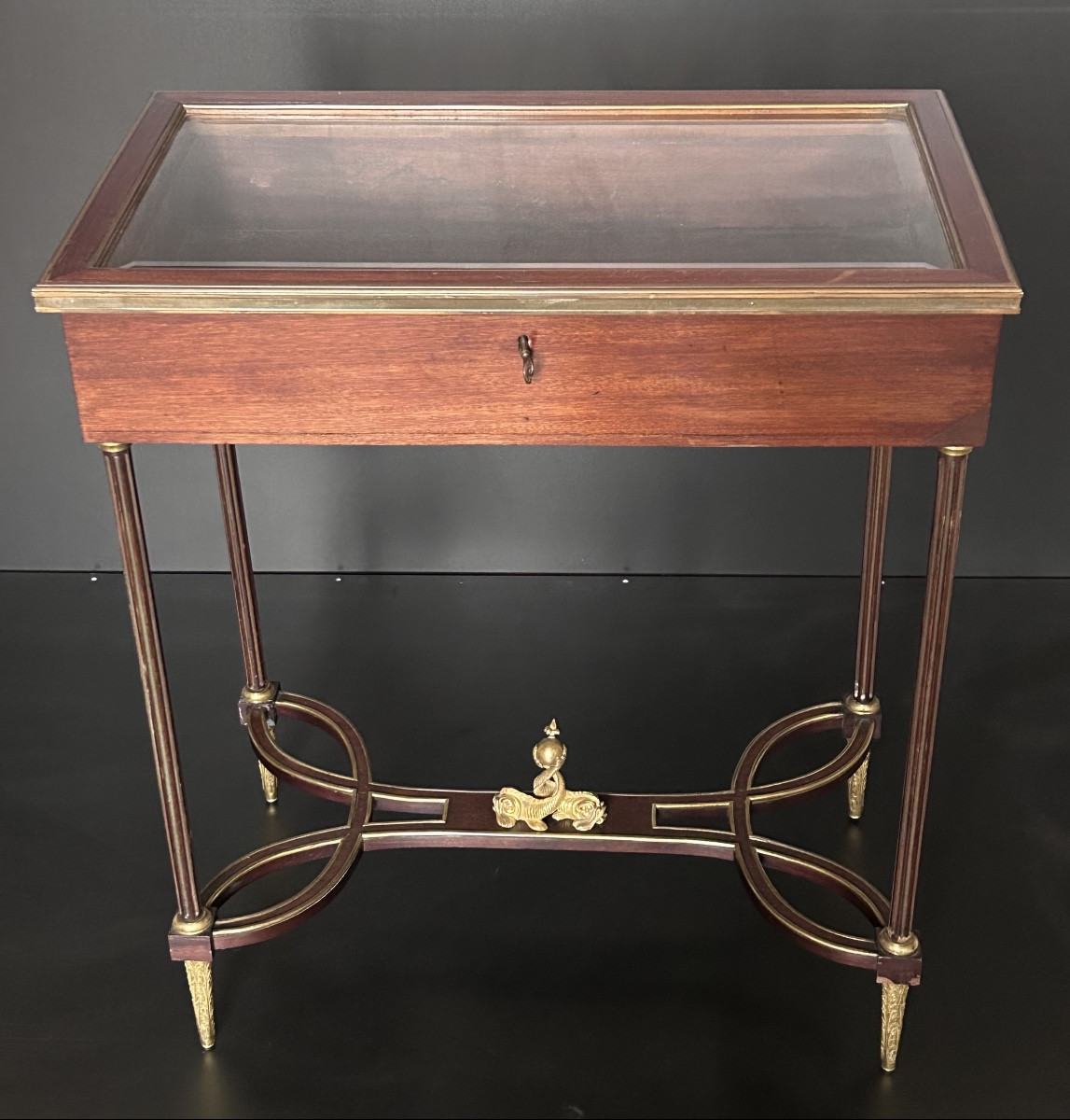 Henry Dasson, vitrine de salon en acajou style Napoléon III