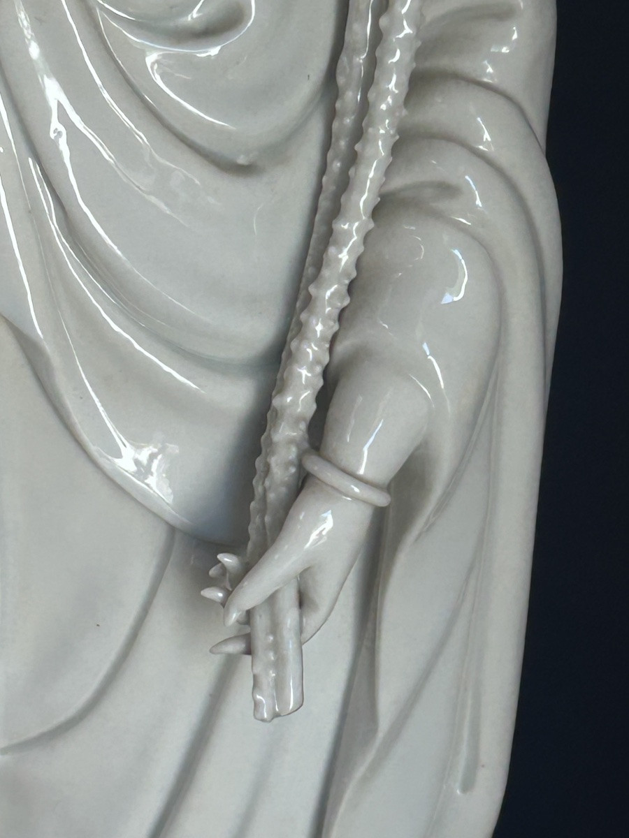 Statue en porcelaine blanche chinoise de la déesse Guanyin-photo-1
