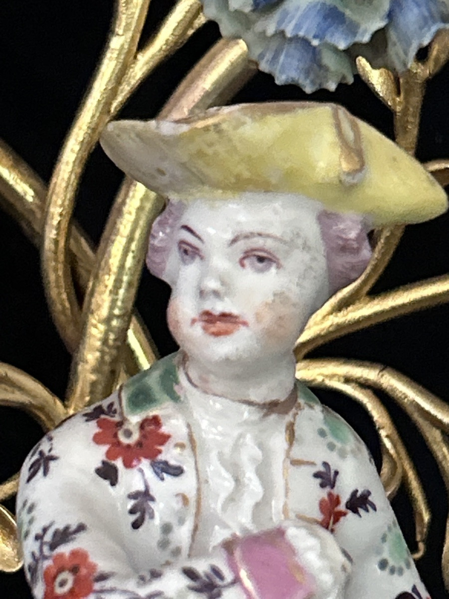 Candélabre en bronze doré avec figurine et fleurs en porcelaine XIXe siècle -photo-2