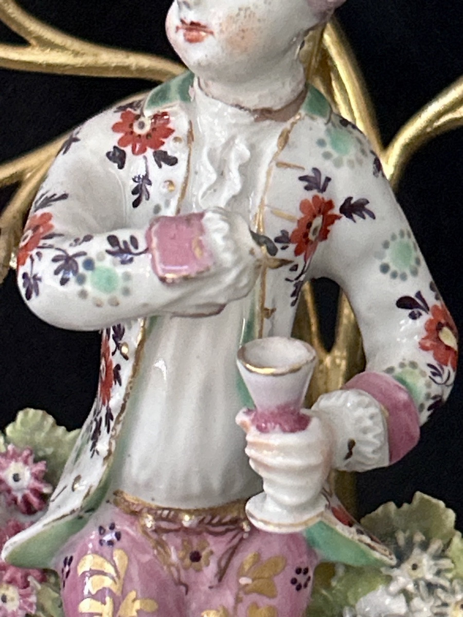 Candélabre en bronze doré avec figurine et fleurs en porcelaine XIXe siècle -photo-3