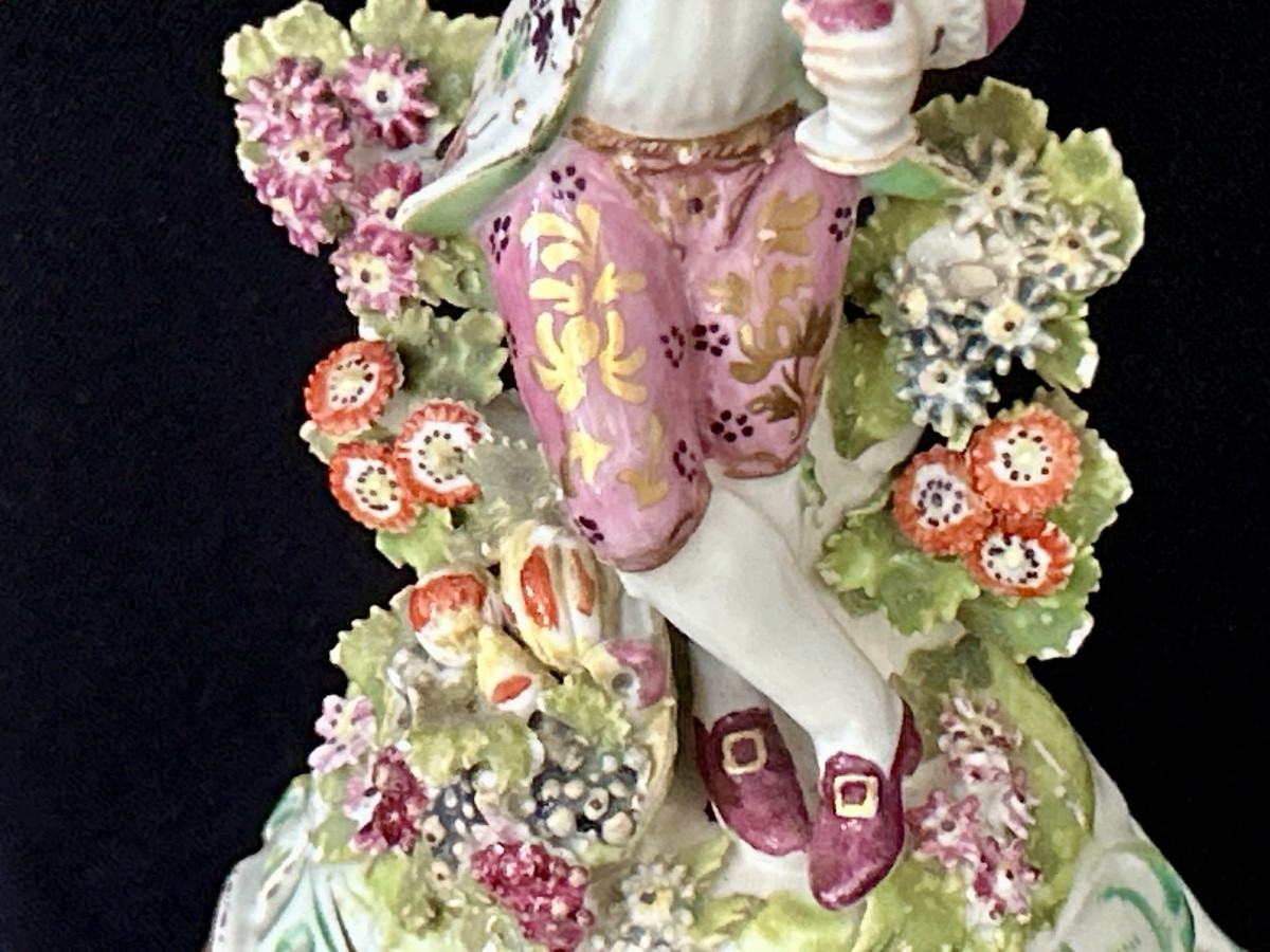 Candélabre en bronze doré avec figurine et fleurs en porcelaine XIXe siècle -photo-4