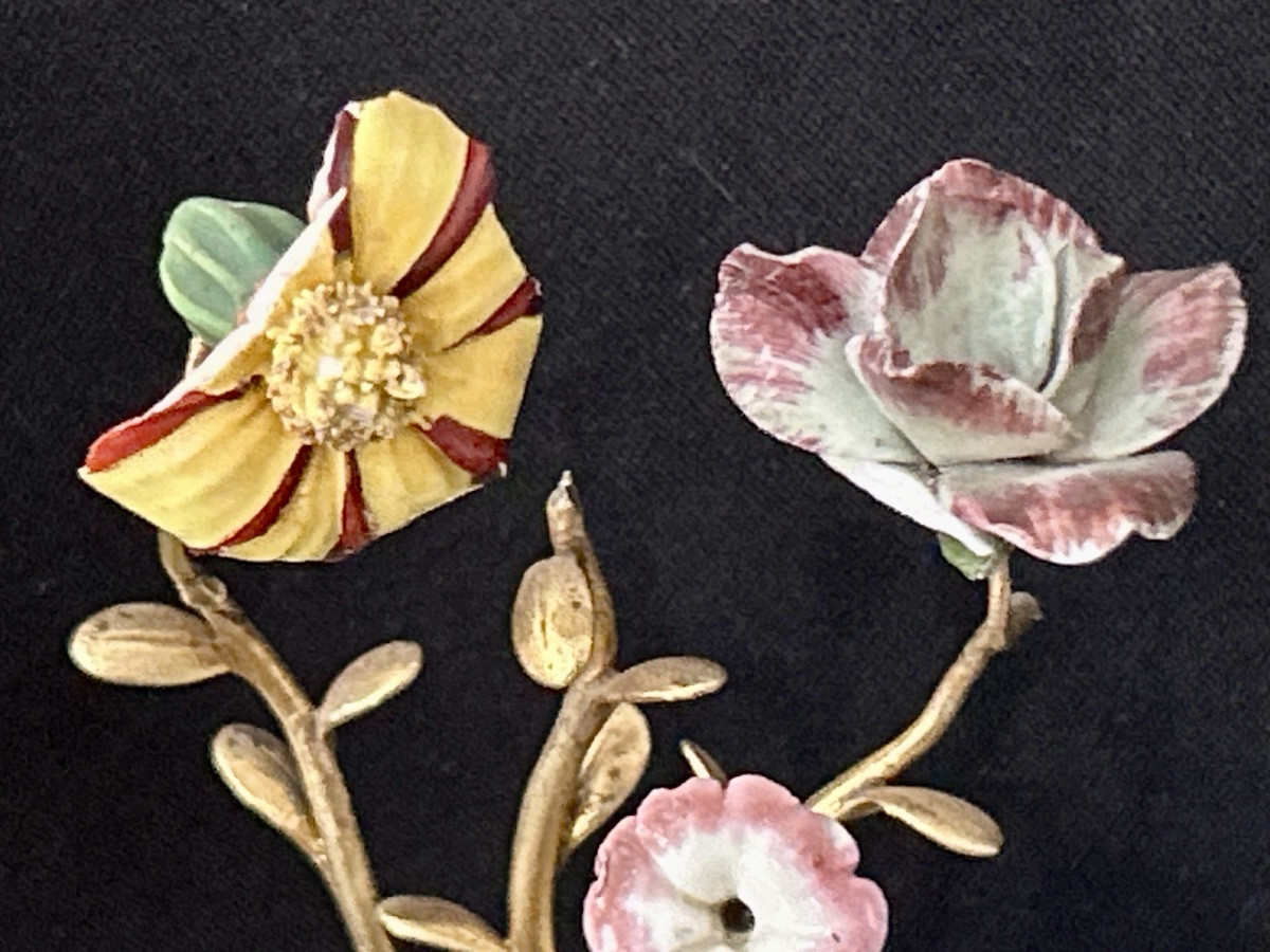 Candélabre en bronze doré avec figurine et fleurs en porcelaine XIXe siècle -photo-1