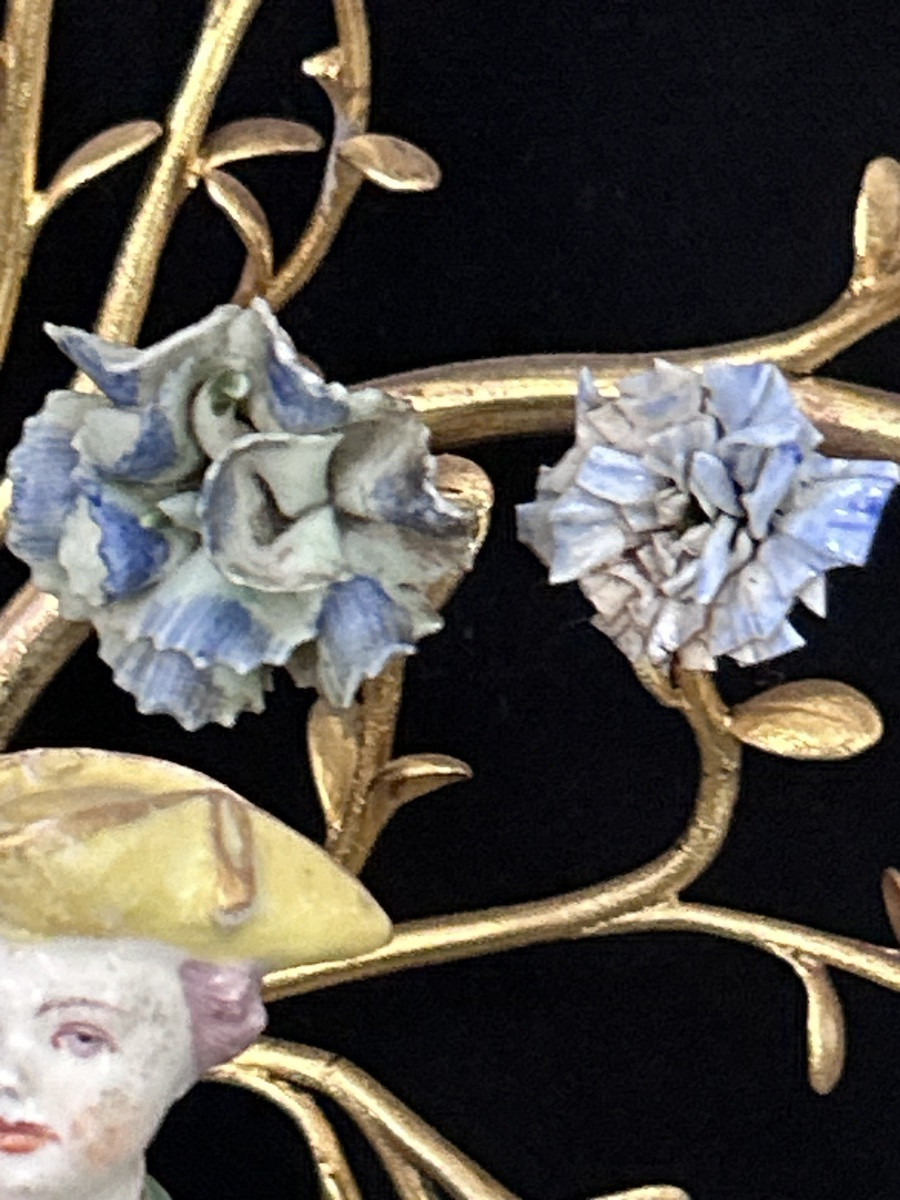 Candélabre en bronze doré avec figurine et fleurs en porcelaine XIXe siècle -photo-2
