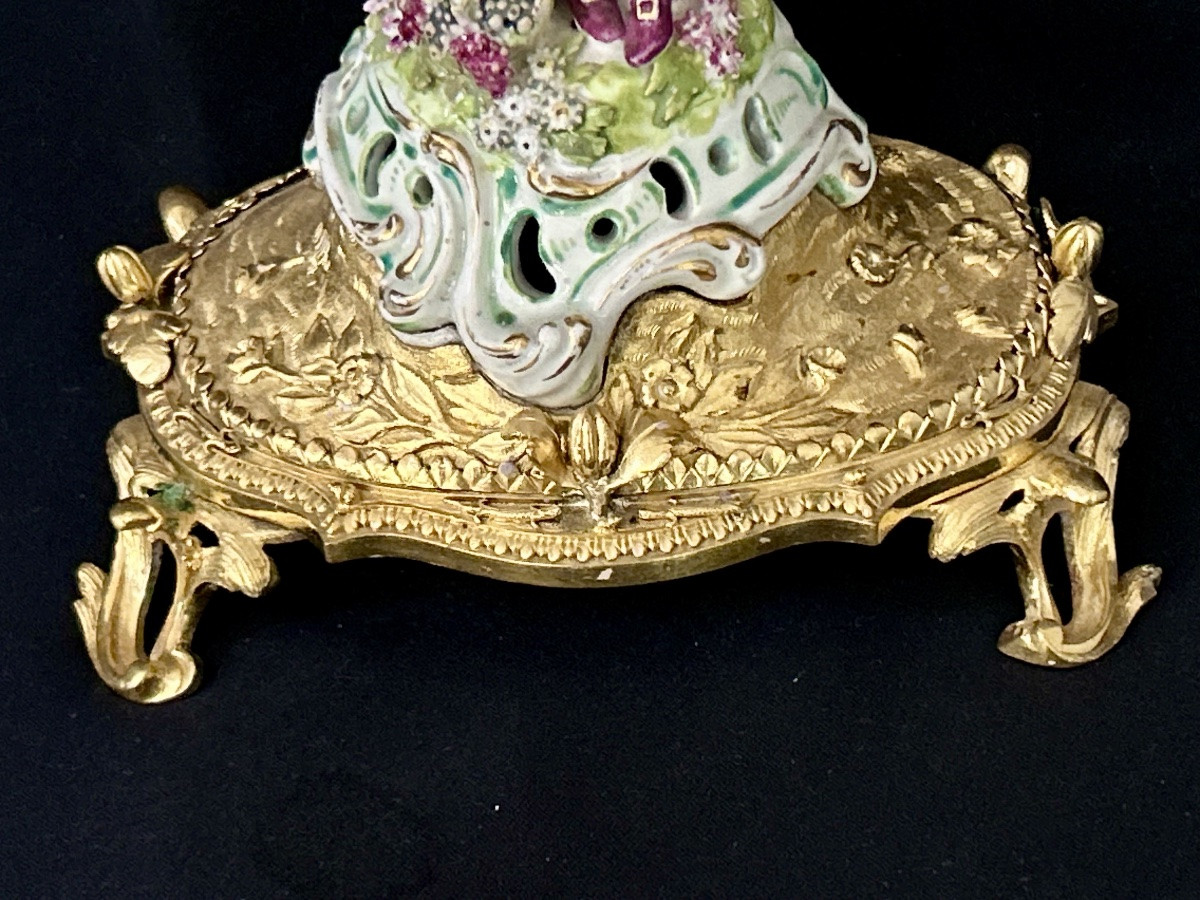 Candélabre en bronze doré avec figurine et fleurs en porcelaine XIXe siècle -photo-3