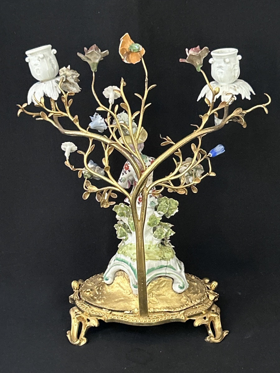 Candélabre en bronze doré avec figurine et fleurs en porcelaine XIXe siècle -photo-4