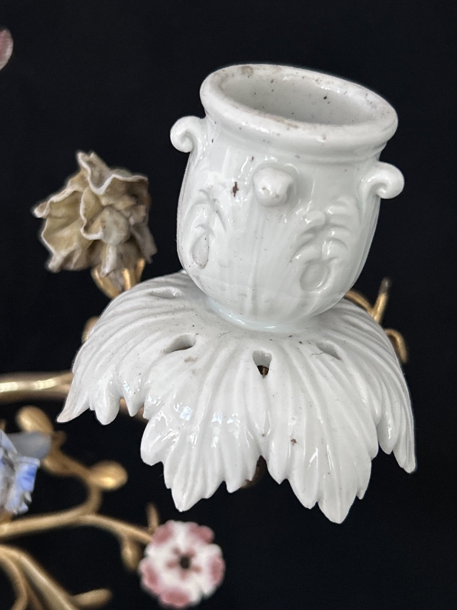 Candélabre en bronze doré avec figurine et fleurs en porcelaine XIXe siècle -photo-5