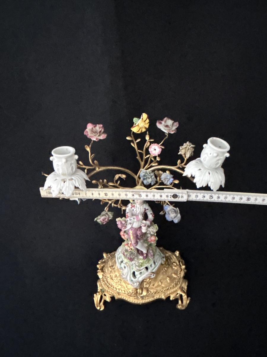 Candélabre en bronze doré avec figurine et fleurs en porcelaine XIXe siècle -photo-6