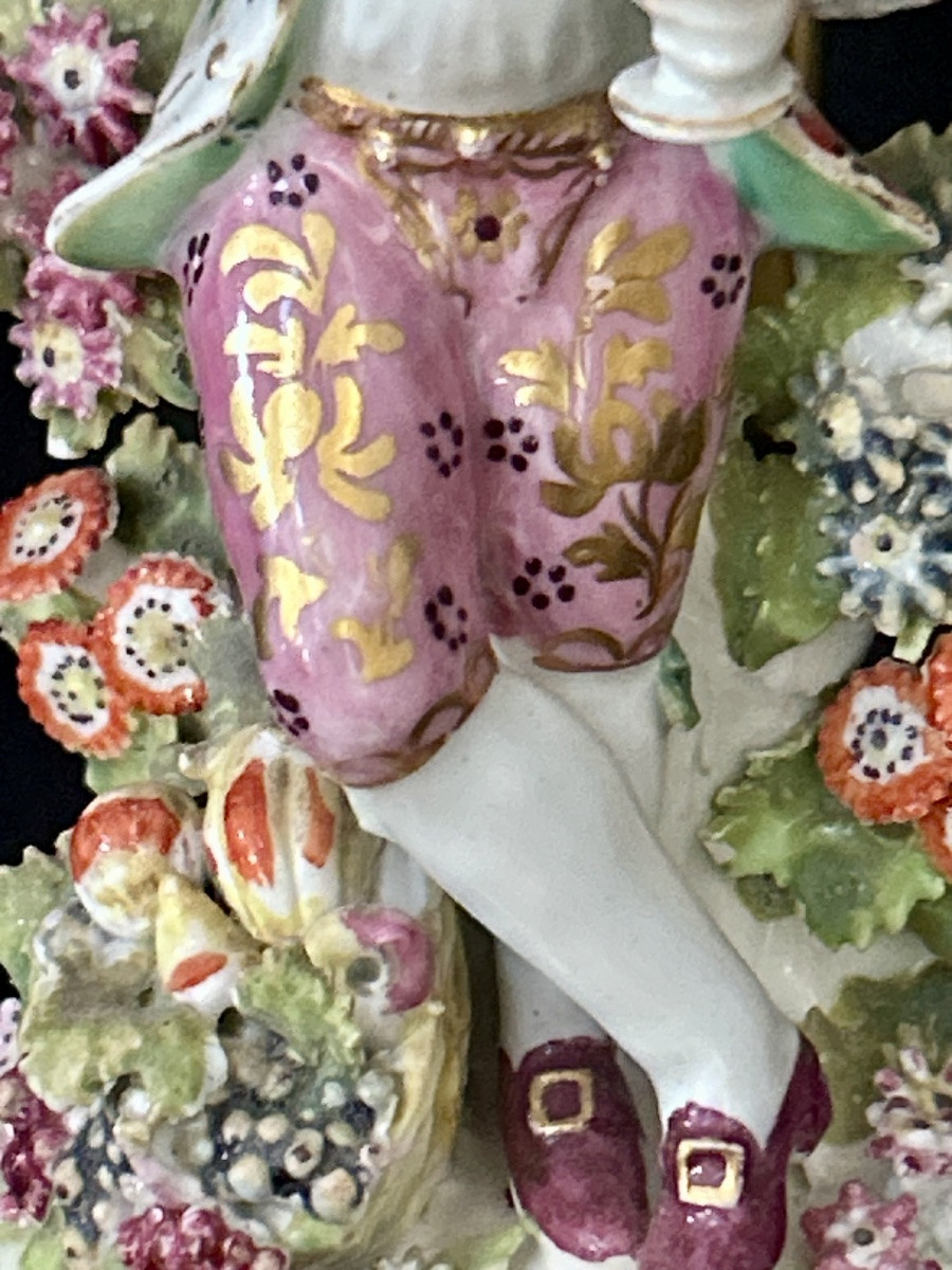 Candélabre en bronze doré avec figurine et fleurs en porcelaine XIXe siècle -photo-7
