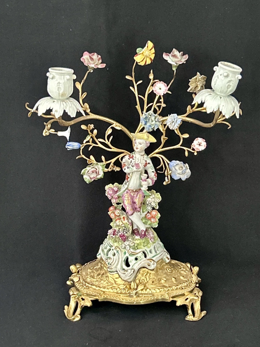 Candélabre en bronze doré avec figurine et fleurs en porcelaine XIXe siècle 